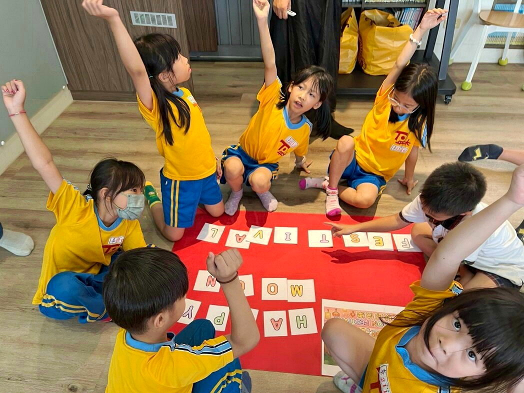 經濟日報報導照片：太平國小學童參與英語拼字互動